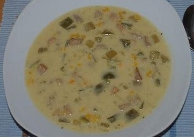 Fotografia przedstawiająca zupa ogórkowa ze śmietaną