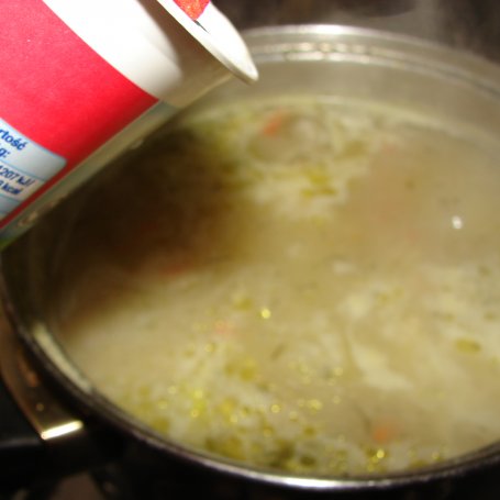 Krok 7 - Zupa ogórkowa ze śmietaną foto