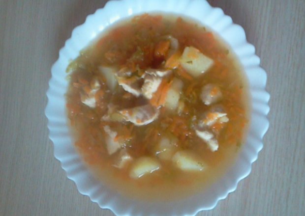 Fotografia przedstawiająca Zupa ogórkowo- marchewkowa gotowana na piersi z kurczaka