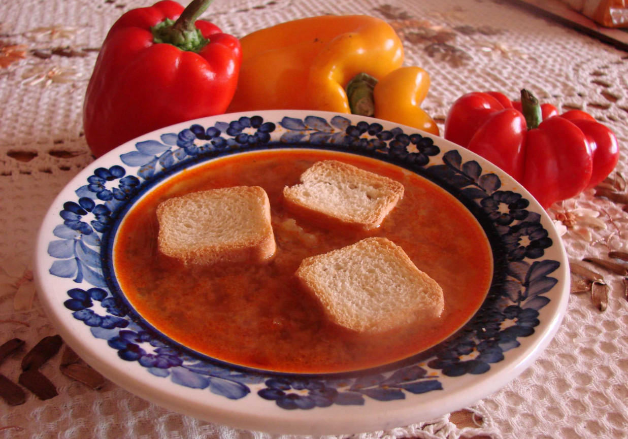 Zupa paprykowa z grzankami foto