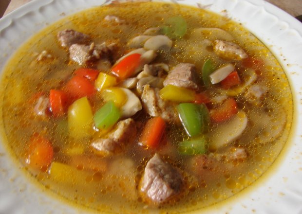 Fotografia przedstawiająca Zupa paprykowa z mięsem