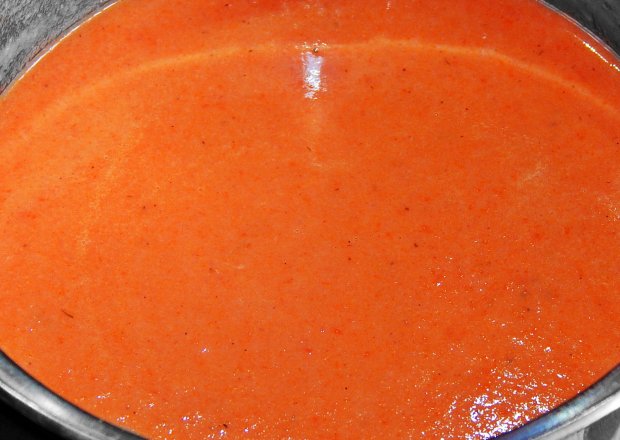 Fotografia przedstawiająca Zupa paprykowa z sokiem pomarańczowym