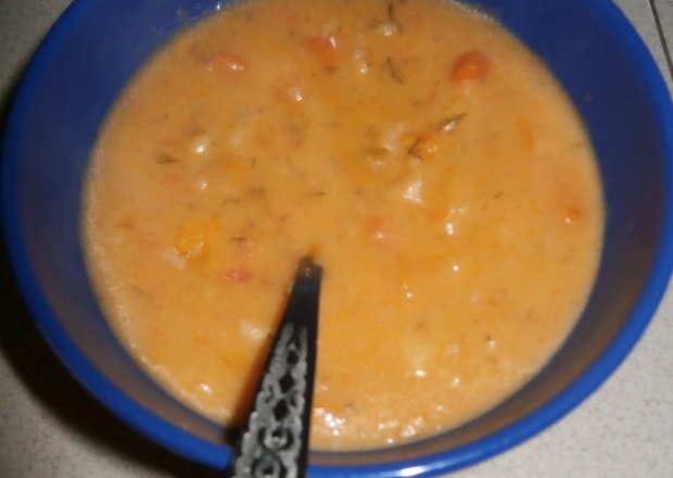 Fotografia przedstawiająca Zupa paprykowo - ziemniaczana.