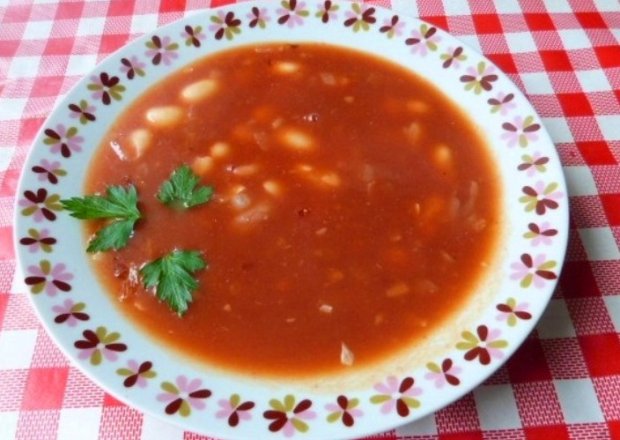 Fotografia przedstawiająca Zupa paprykowo-pomidorowa z fasolą