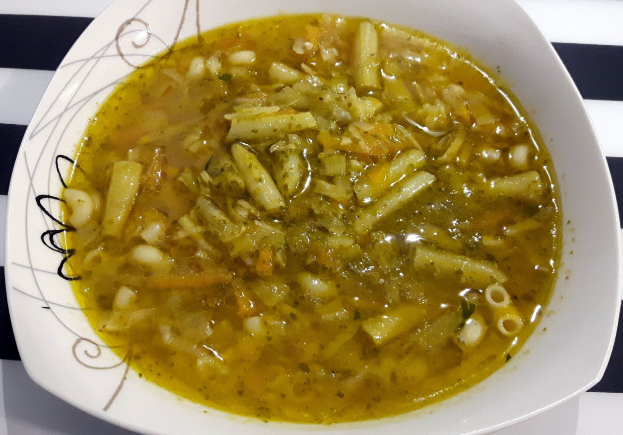Zupa pesto z fasolką szparagową foto