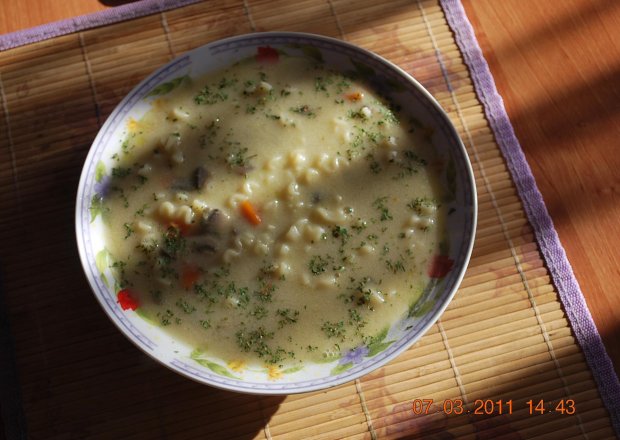 Fotografia przedstawiająca zupa pieczarkowa bez zmieniakow