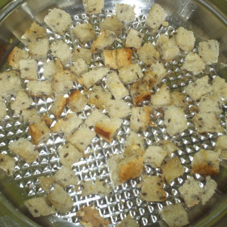 Krok 6 - Zupa pieczarkowa z grzankami czosnkowymi foto