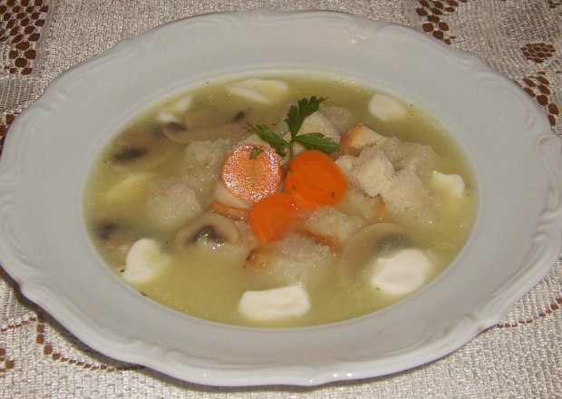 Fotografia przedstawiająca Zupa pieczarkowa z grzankami