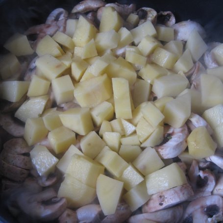Krok 2 - Zupa pieczarkowa z kartoflami i kaszą kukurydzianą﻿ foto