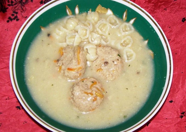 Fotografia przedstawiająca zupa pieczarkowa z klopsikami i makaronem...