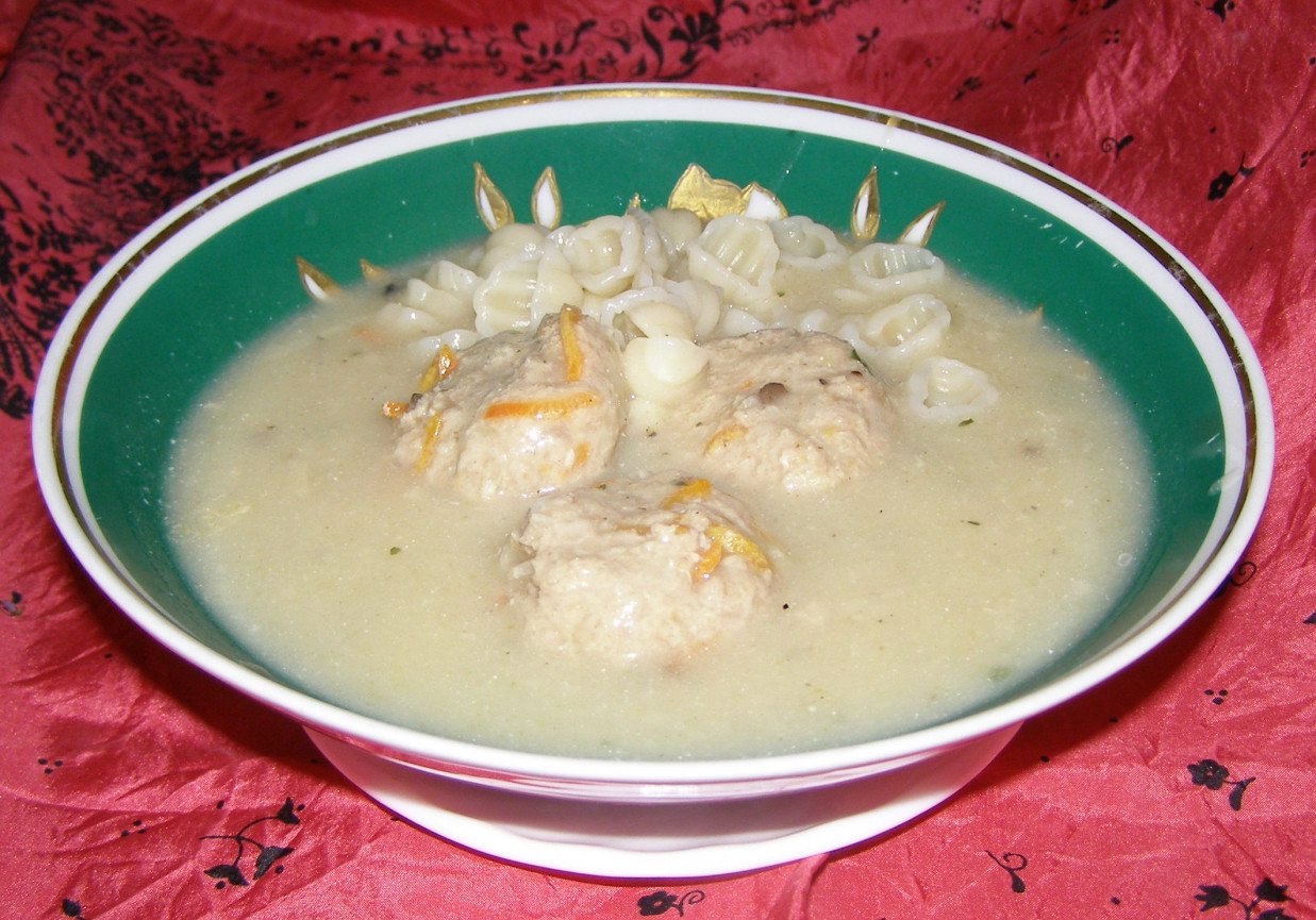 zupa pieczarkowa z klopsikami i makaronem... foto