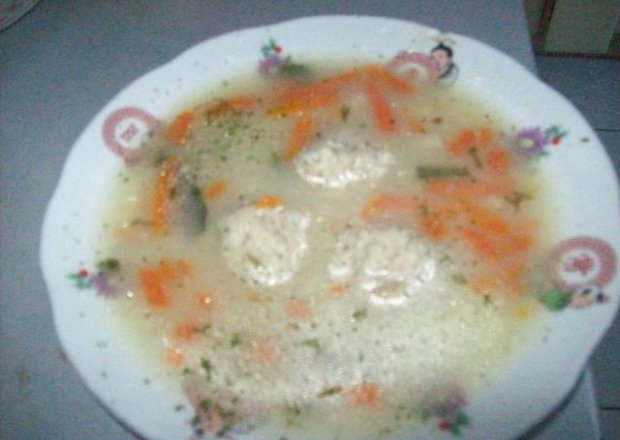 Fotografia przedstawiająca Zupa pieczarkowa z knedelkami ryżowymi
