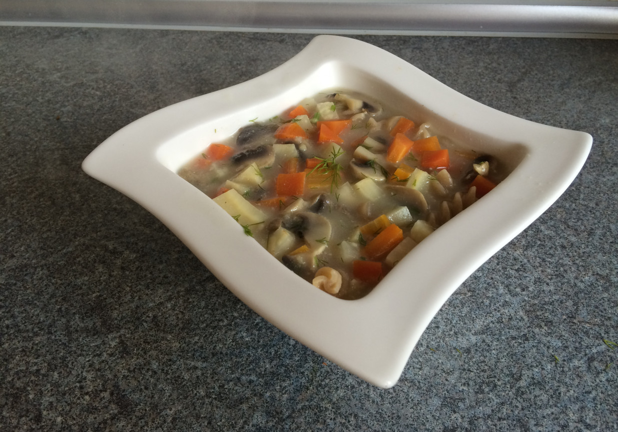 Zupa pieczarkowa z koperkiem foto