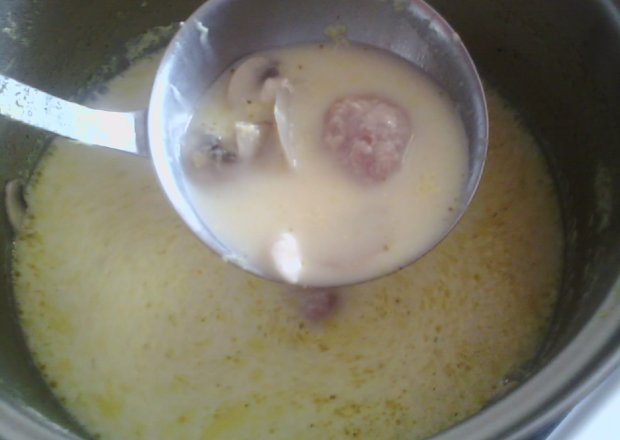 Fotografia przedstawiająca Zupa pieczarkowa z kotlecikami