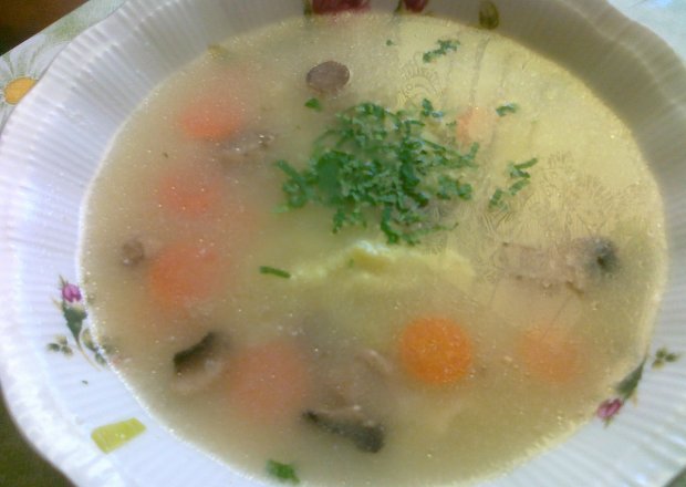 Fotografia przedstawiająca zupa pieczarkowa z lanymi kluskami