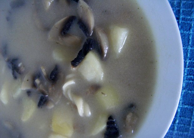 Fotografia przedstawiająca Zupa pieczarkowa z makaronem i ziemniakmi