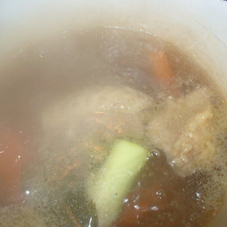 Krok 2 - Zupa pieczarkowa z makaronem foto