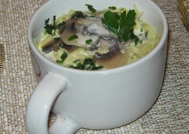 Fotografia przedstawiająca Zupa pieczarkowa z makaronem