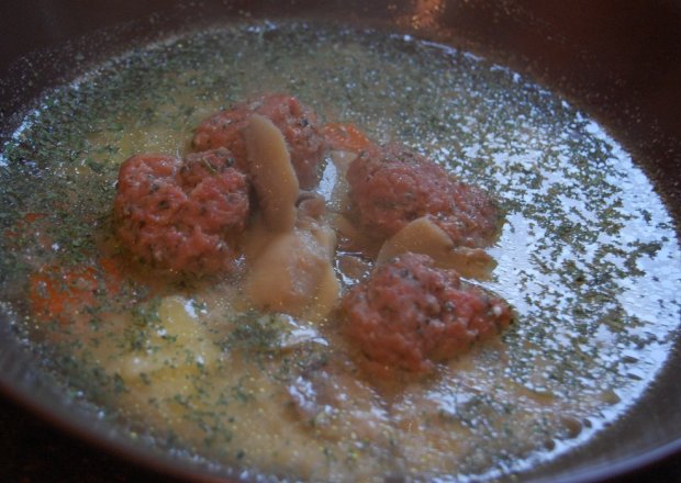 Fotografia przedstawiająca Zupa pieczarkowa z mięsnymi kulkami