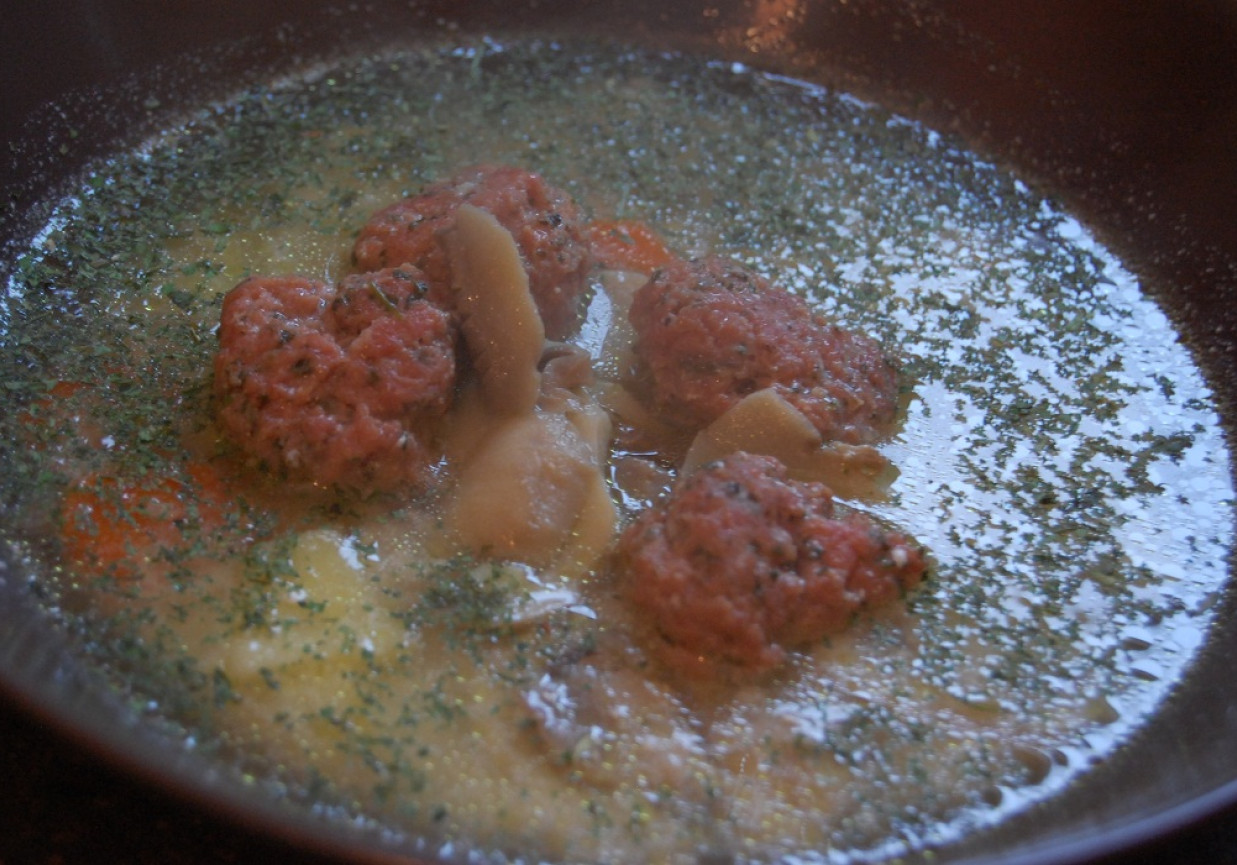 Zupa pieczarkowa z mięsnymi kulkami foto