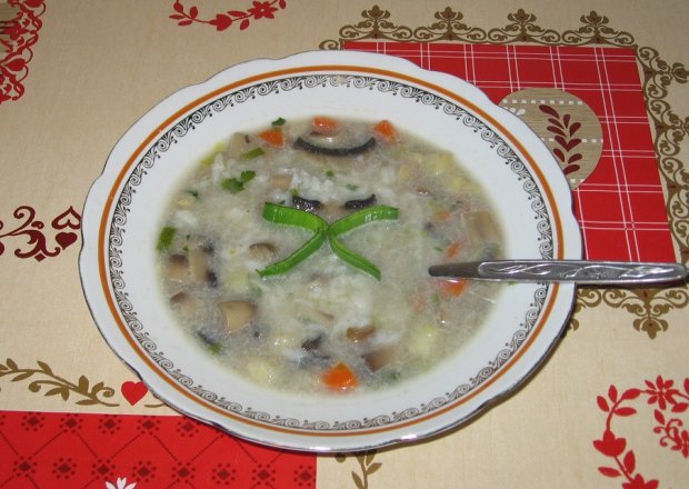 Fotografia przedstawiająca Zupa pieczarkowa z porem i ryżem