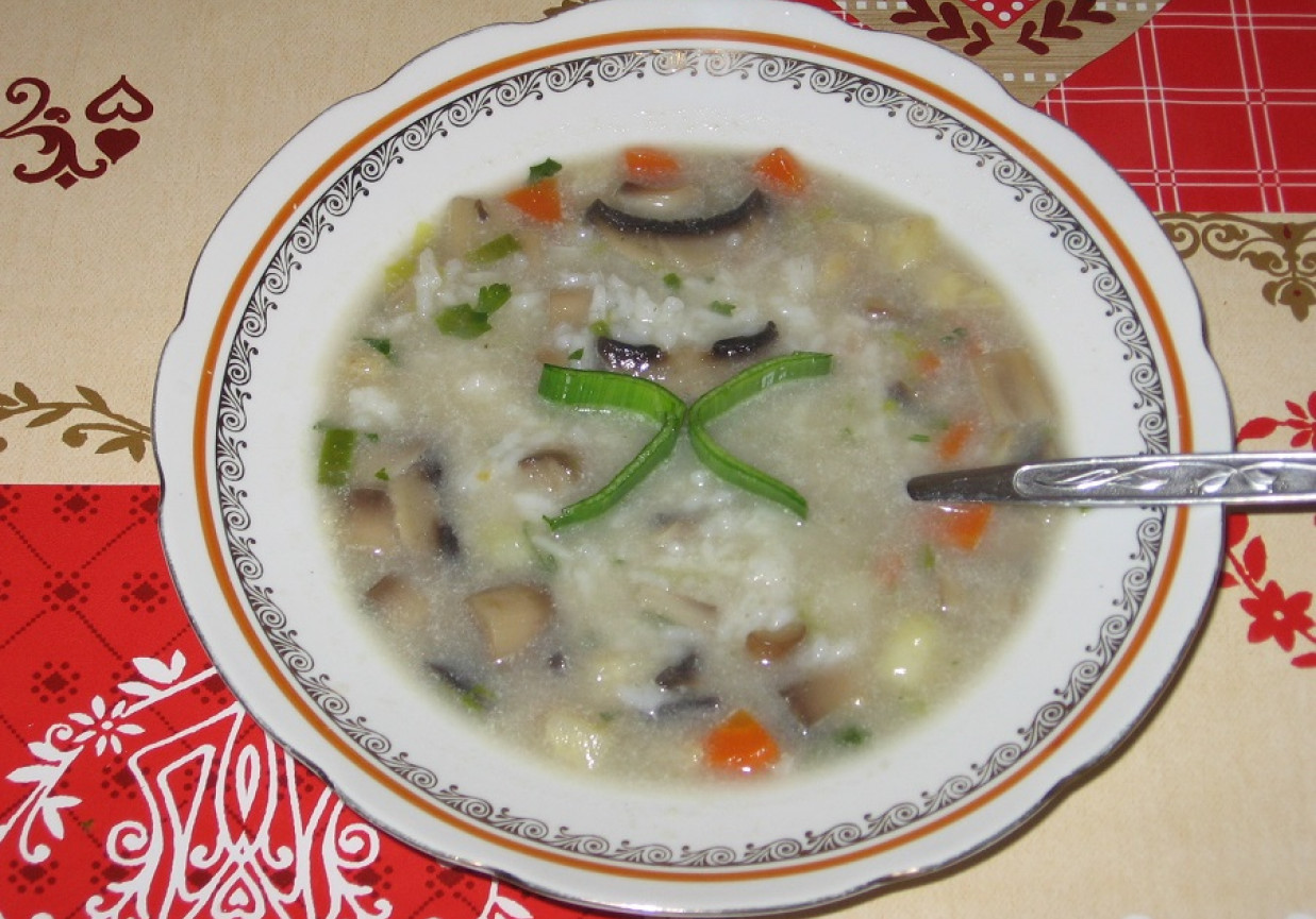 Zupa pieczarkowa z porem i ryżem foto