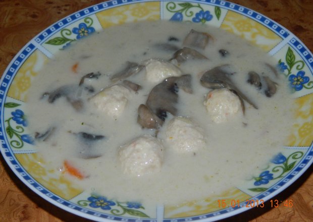 Fotografia przedstawiająca Zupa pieczarkowa z pulpecikami