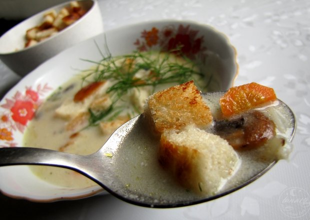 Fotografia przedstawiająca Zupa pieczarkowa z ryżem i grzankami