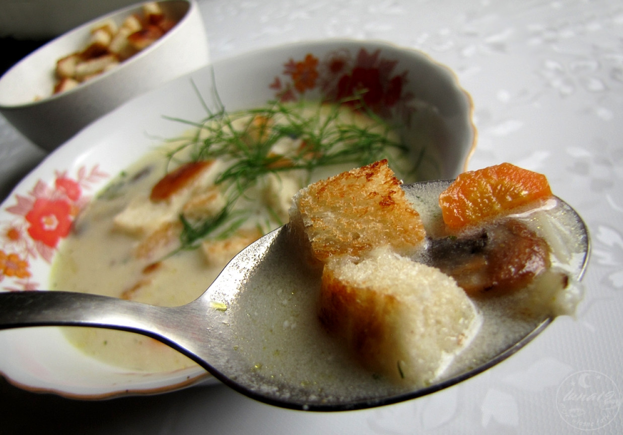 Zupa pieczarkowa z ryżem i grzankami foto