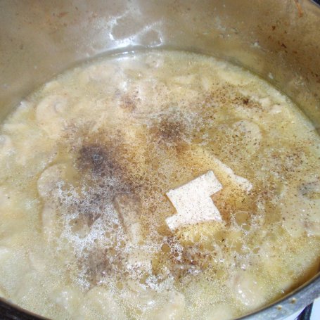 Krok 5 - Zupa pieczarkowa z szaszłykami  grzankowymi foto
