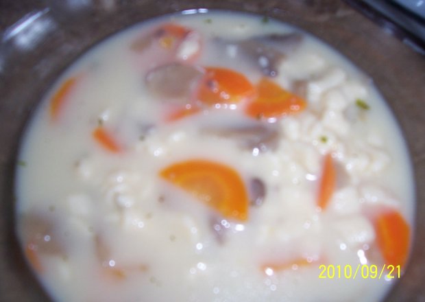 Fotografia przedstawiająca zupa pieczarkowa z tartym ciastem