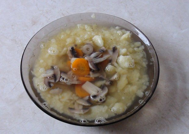 Fotografia przedstawiająca Zupa pieczarkowa z wkładką ziemniaków
