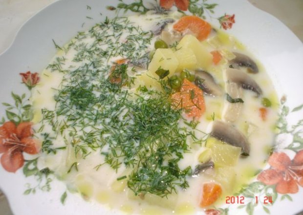 Fotografia przedstawiająca Zupa pieczarkowa z zielonym groszkiem