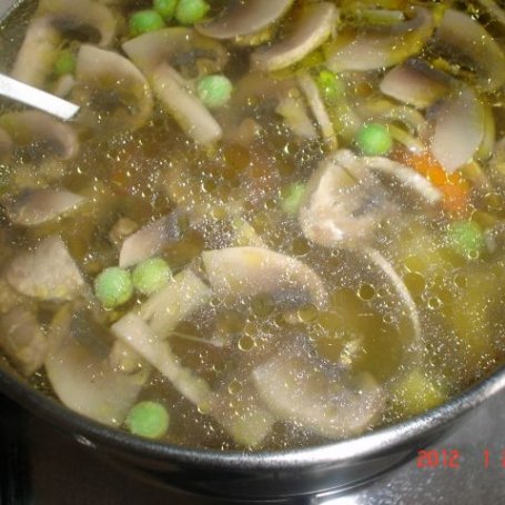 Krok 2 - Zupa pieczarkowa z zielonym groszkiem foto