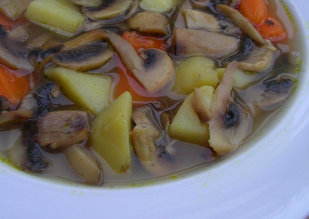 Fotografia przedstawiająca Zupa pieczarkowa z ziemniakami