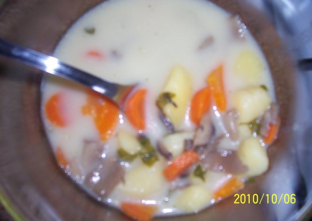 Fotografia przedstawiająca zupa pieczarkowa z ziemniakami