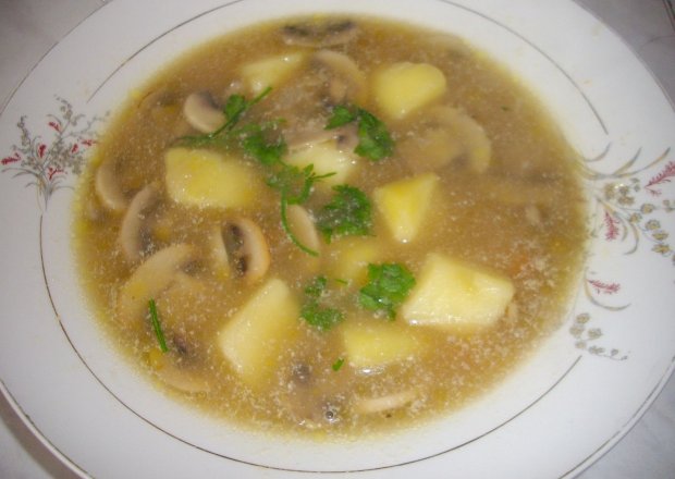Fotografia przedstawiająca Zupa pieczarkowa z żółtym serem