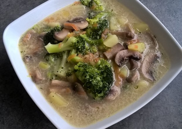 Fotografia przedstawiająca Zupa pieczarkowo-brokułowa