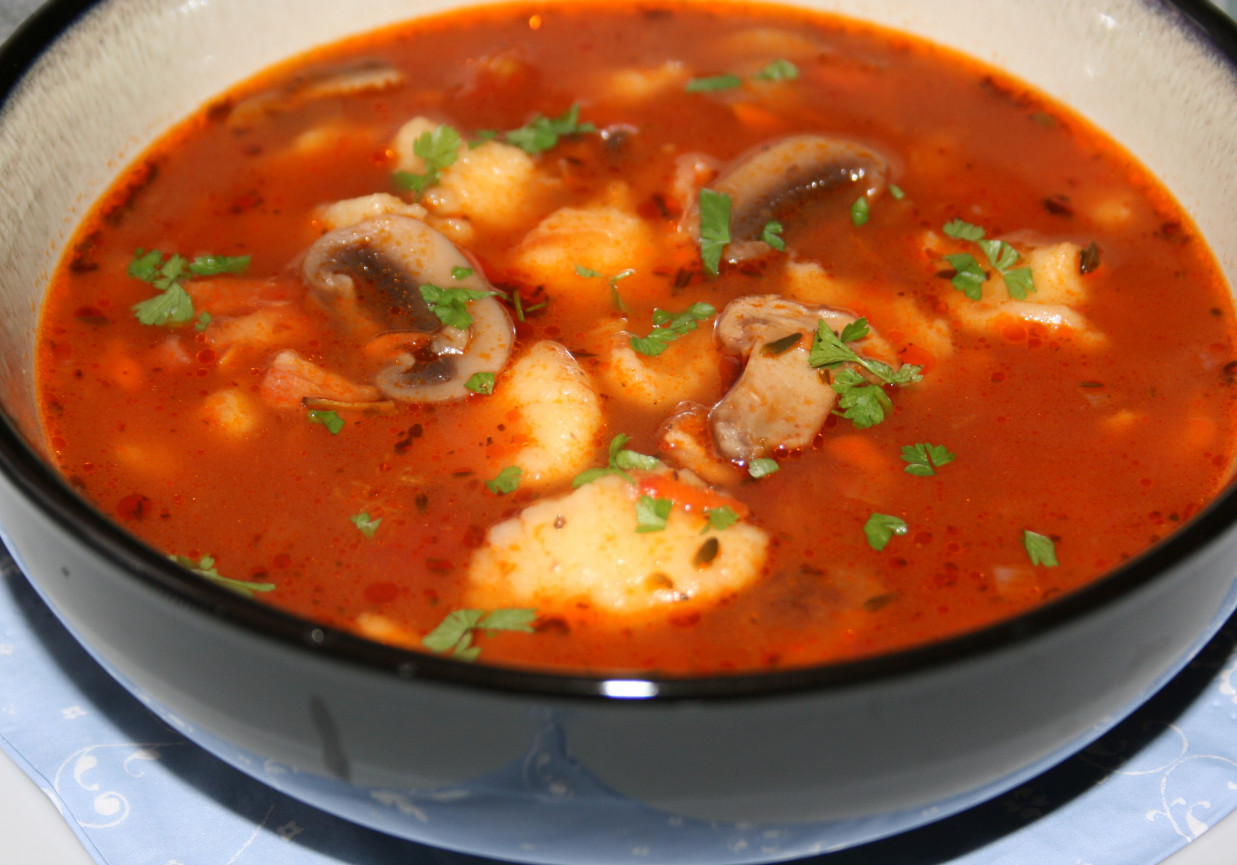 Zupa pieczarkowo - pomidorowa z zacierkami foto
