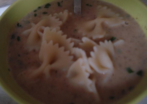 Fotografia przedstawiająca Zupa pieczarkowo- serowa  z ziołami