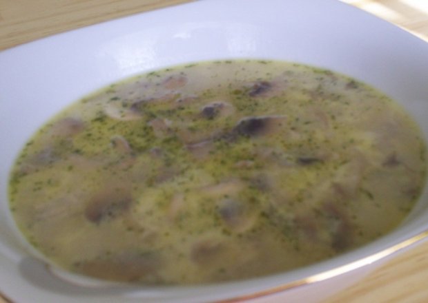 Fotografia przedstawiająca Zupa pieczarkowo - serowa