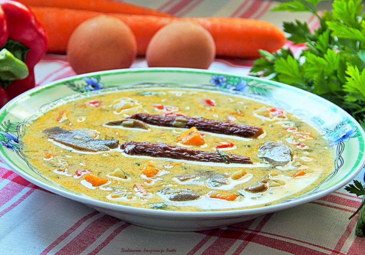 Zupa pieczarkowo - warzywna z kiełbaskami foto