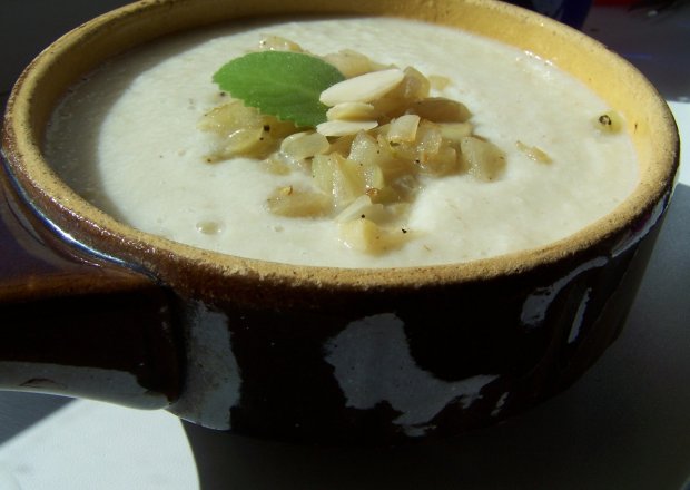 Fotografia przedstawiająca zupa pietruszkowo migdałowa ze smażoną cebulką