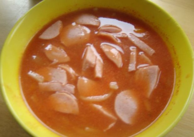 Fotografia przedstawiająca Zupa pikantna z parówkami