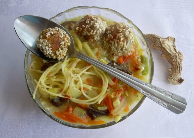 Fotografia przedstawiająca Zupa po chińsku z pulpecikami
