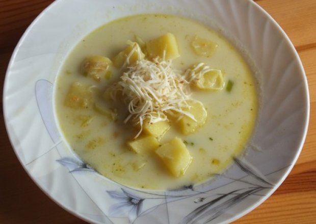 Fotografia przedstawiająca Zupa podana z żółtym serem