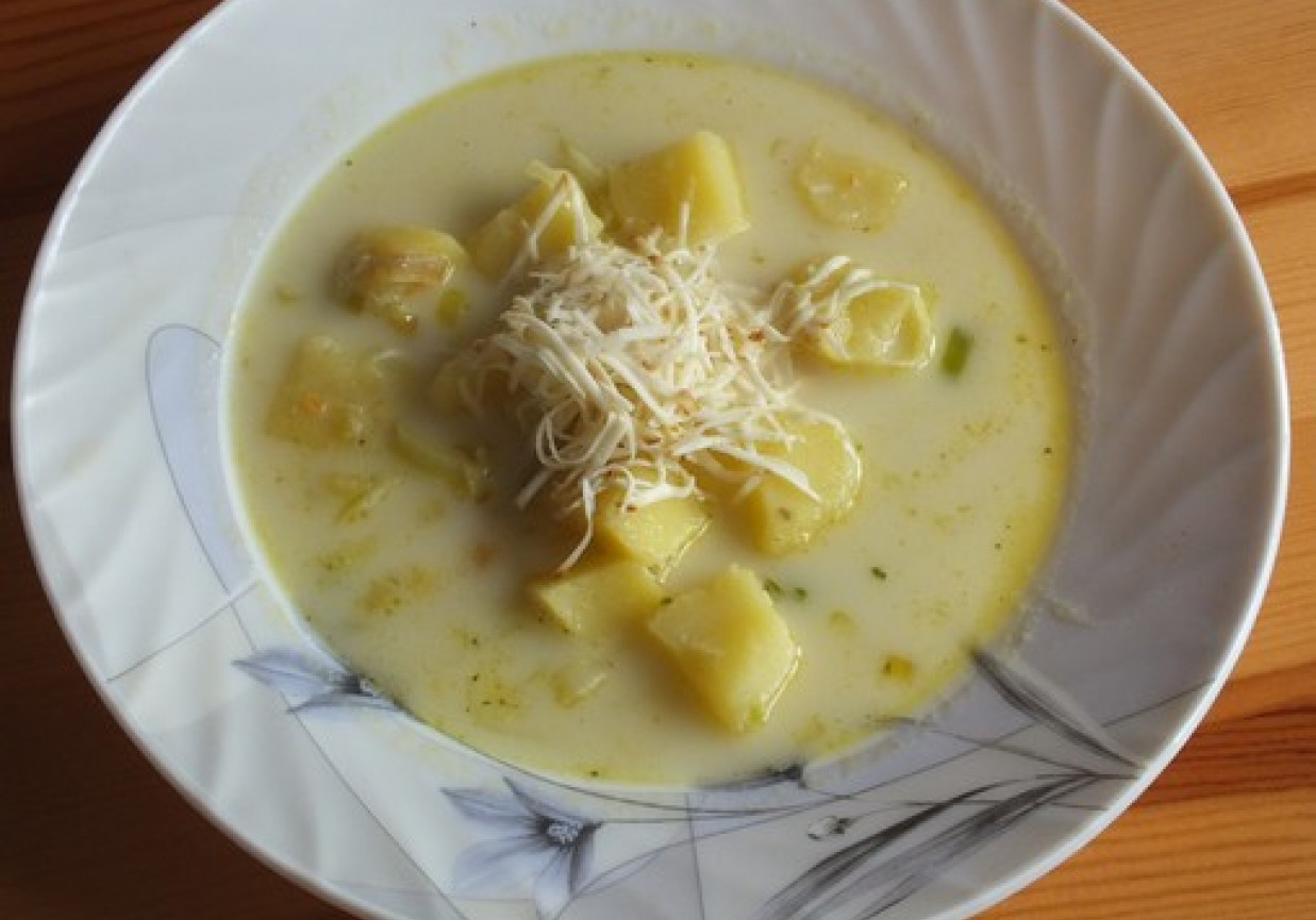 Zupa podana z żółtym serem foto