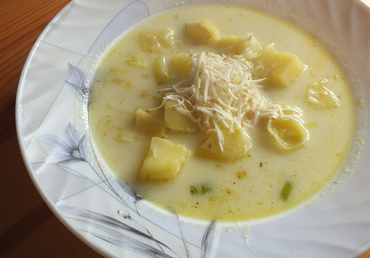 Zupa podana z żółtym serem foto