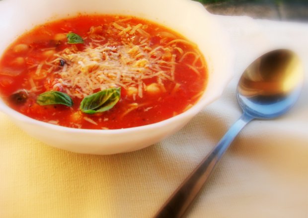 Fotografia przedstawiająca Zupa podwójnie pomidorowa z ciecierzycą