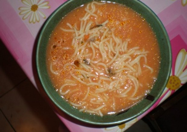 Fotografia przedstawiająca zupa pomidorowa czysta z makaronem